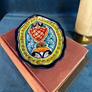 Mexican Pottery Hand Painted Footed Shell Shaped Soap Dish Talavera 6.5”